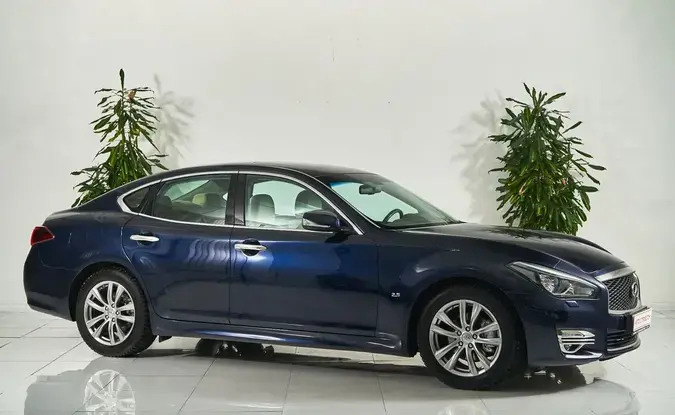 Infiniti Q70